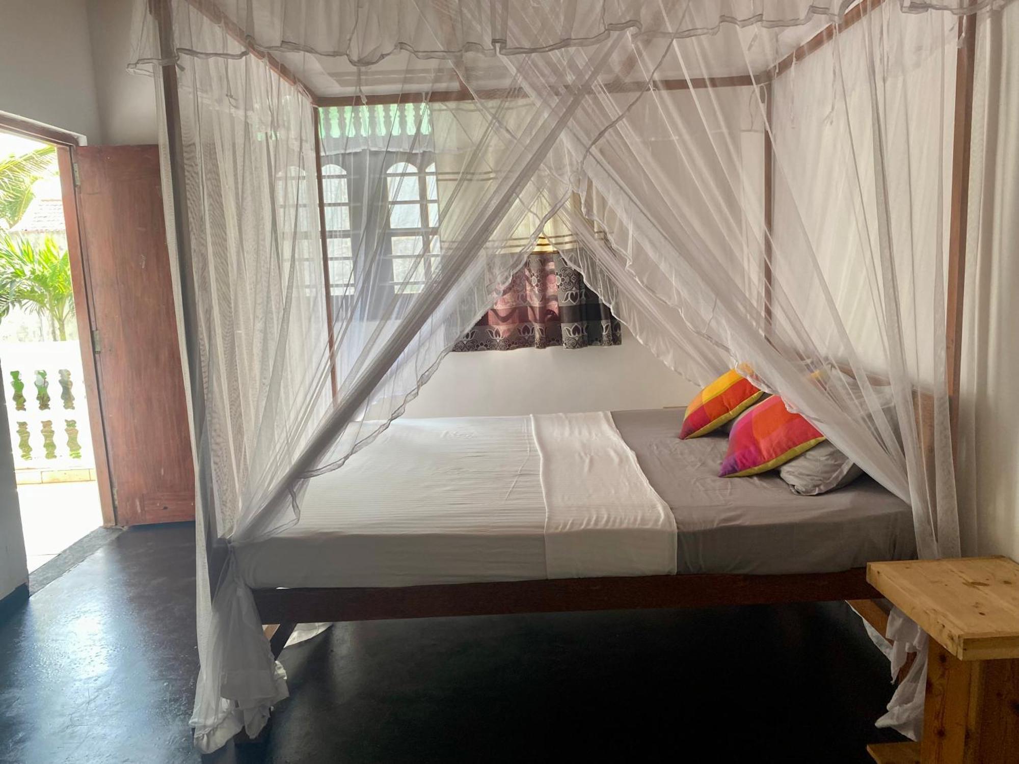 Bed and Breakfast The Breeze Mirissa Exterior foto