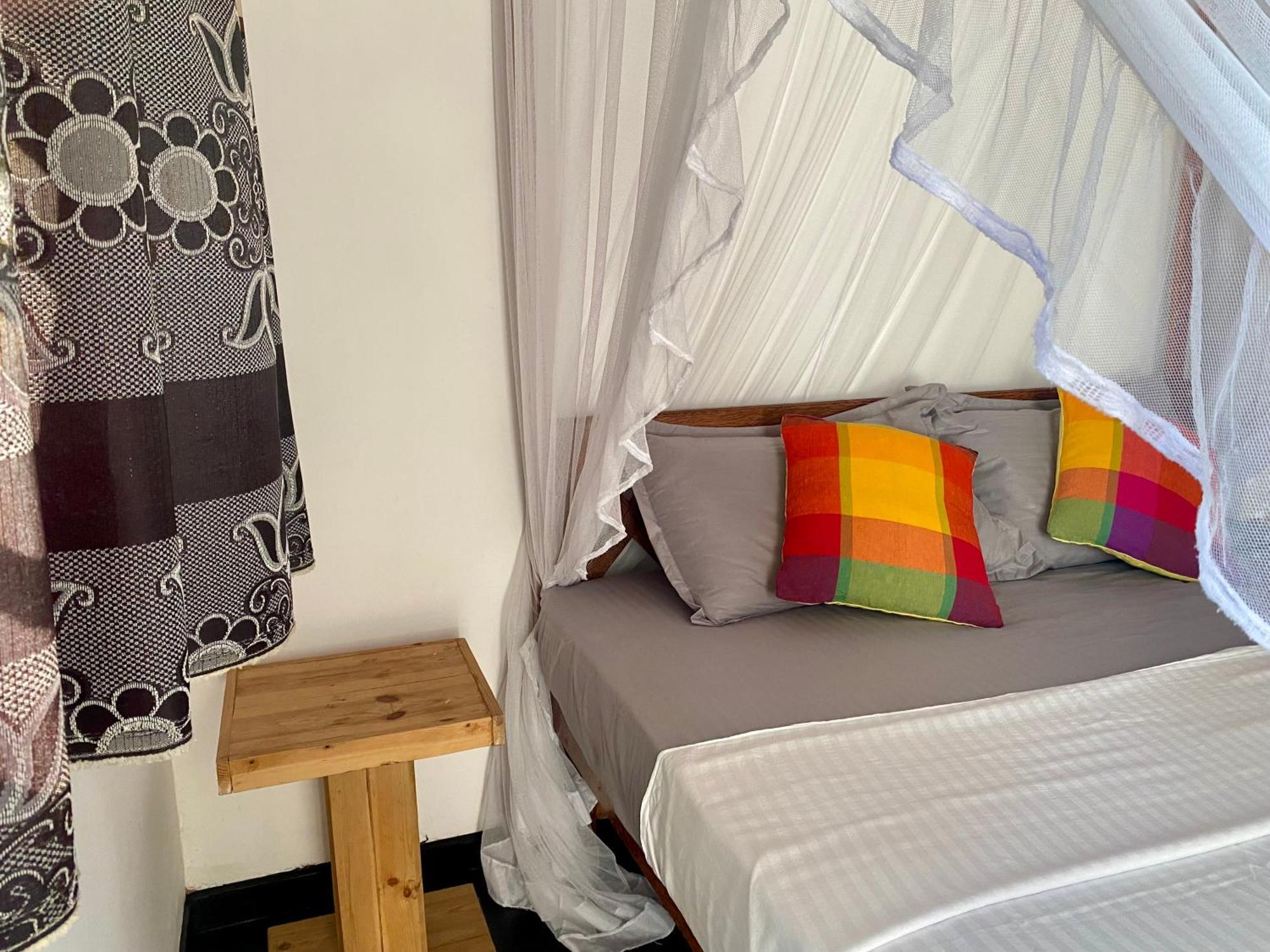 Bed and Breakfast The Breeze Mirissa Exterior foto
